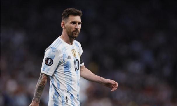 横滨那栋挂着NISSAN大标识的玻璃盒子被卖掉，日产以九百七十亿日元换现金应对财务危机，未来转型能否跟上新势力的步伐令人担忧